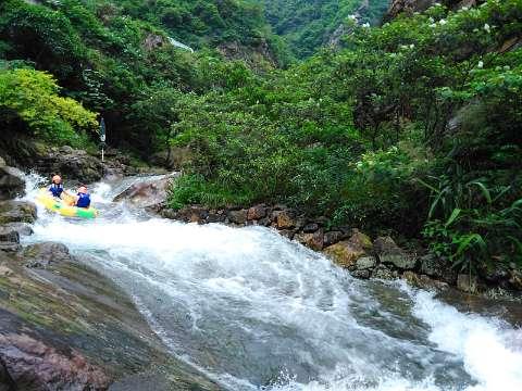 咸丰县清坪镇国道建设风雨无阻抢工期